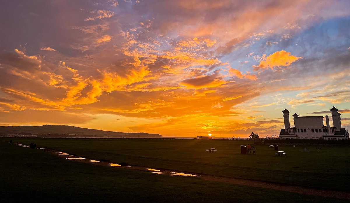 chrcrash's tweet photo. Dramatic clouds &amp; a fine sunset in #Ayr tonight #Scotland @ayrshire_live https://t.co/2KoVoDIyUq
