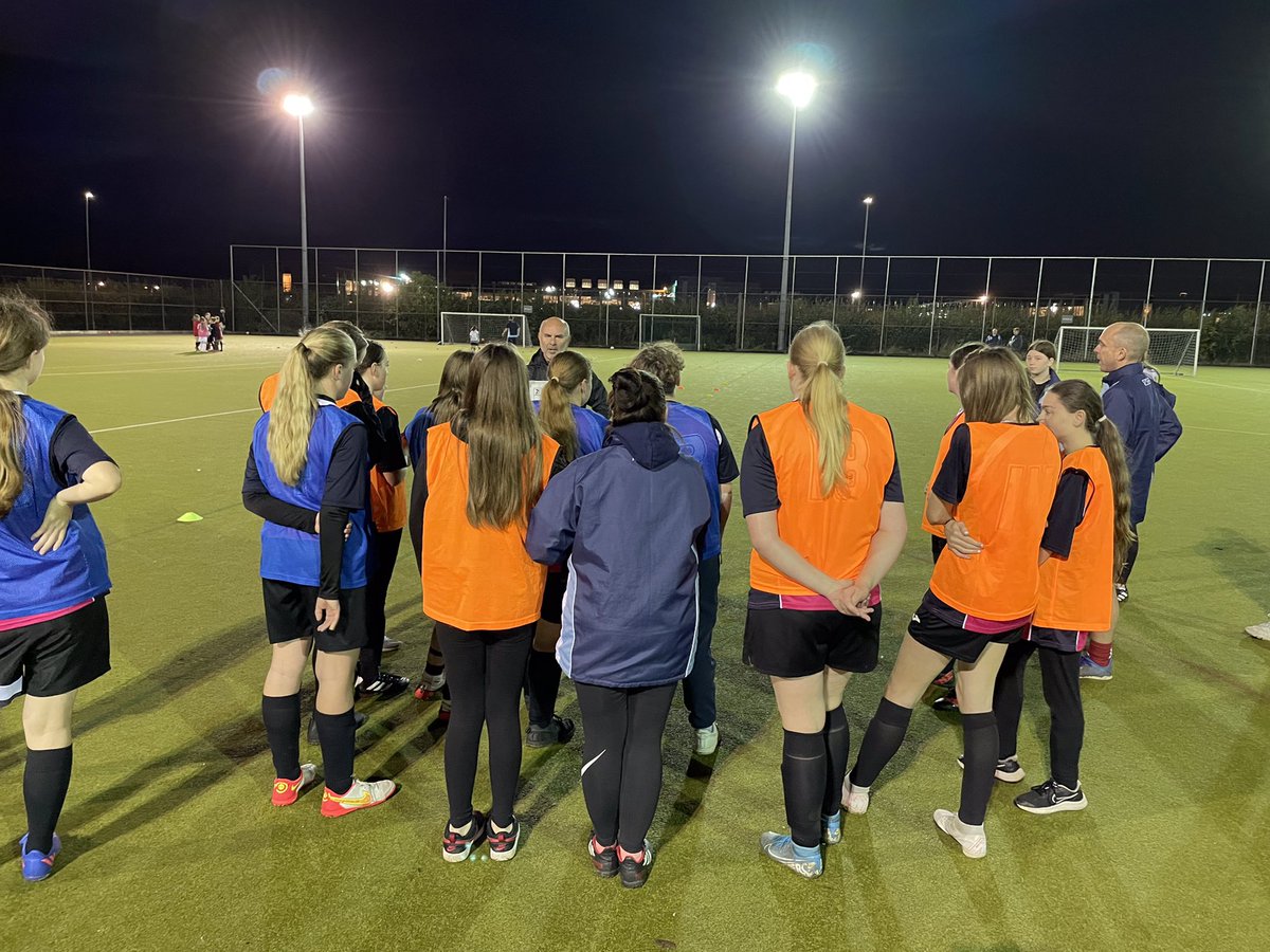 PridePark_FC's tweet image. Some of our players and coaches learning through practical coaching sessions - the third of which was delivered last night by Raf Long of @CoachPlayerDev1 ⚽️👌