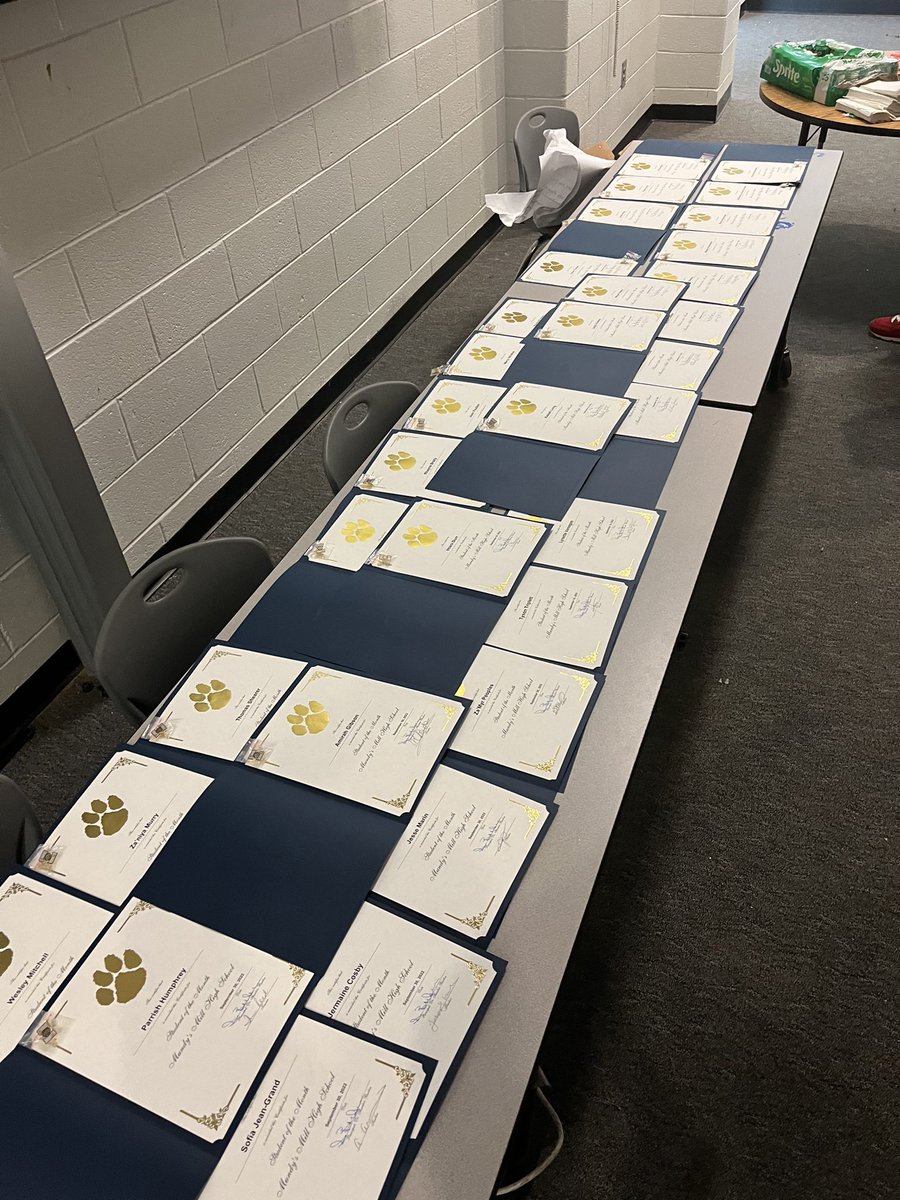MundysMillHS's tweet photo. Proud principal of our MMHS September Students of the Month! #4Bs #behereready #berespectful #becourteous #beresponsible https://t.co/tHEd55HYD1