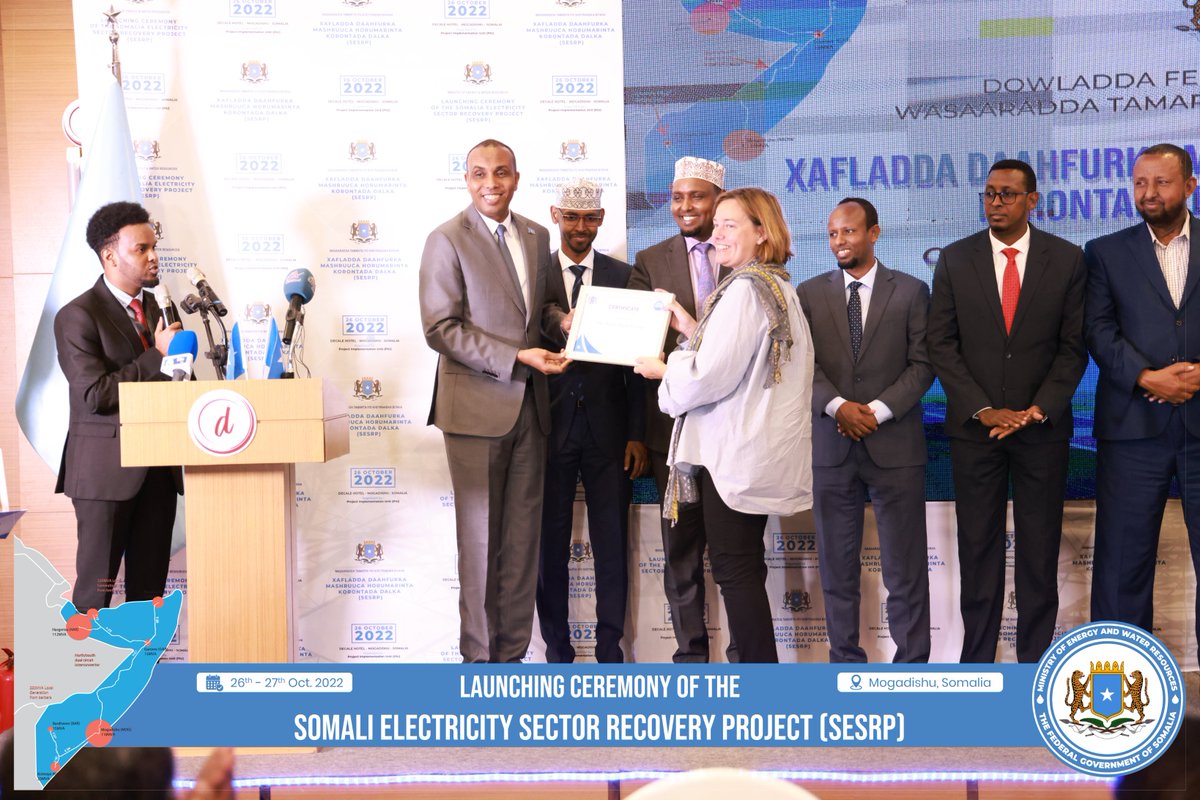 MoEWRSo's tweet photo. At the conclusion of the SESRP GRAND LAUNCHING CEREMONY. The @SomaliPM awarded certificates to the @WorldBank and the @MoEWRSo in appreciation for their outstanding dedicated work towards securing improved electricity services for the Somali population. #ILAYS https://t.co/UWmnc8qkOi