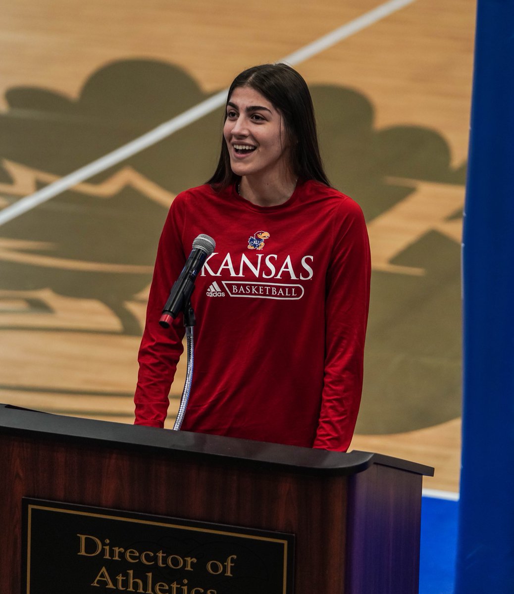 KUWBball's tweet photo. “I chose Kansas because I felt like I found my 𝒉𝒐𝒎𝒆 𝒂𝒘𝒂𝒚 𝒇𝒓𝒐𝒎 𝒉𝒐𝒎𝒆.” 🌻 

Thanks to Ioanna for sharing about her journey to KU with the Kansas Athletics staff today! https://t.co/87cFPLQnAo