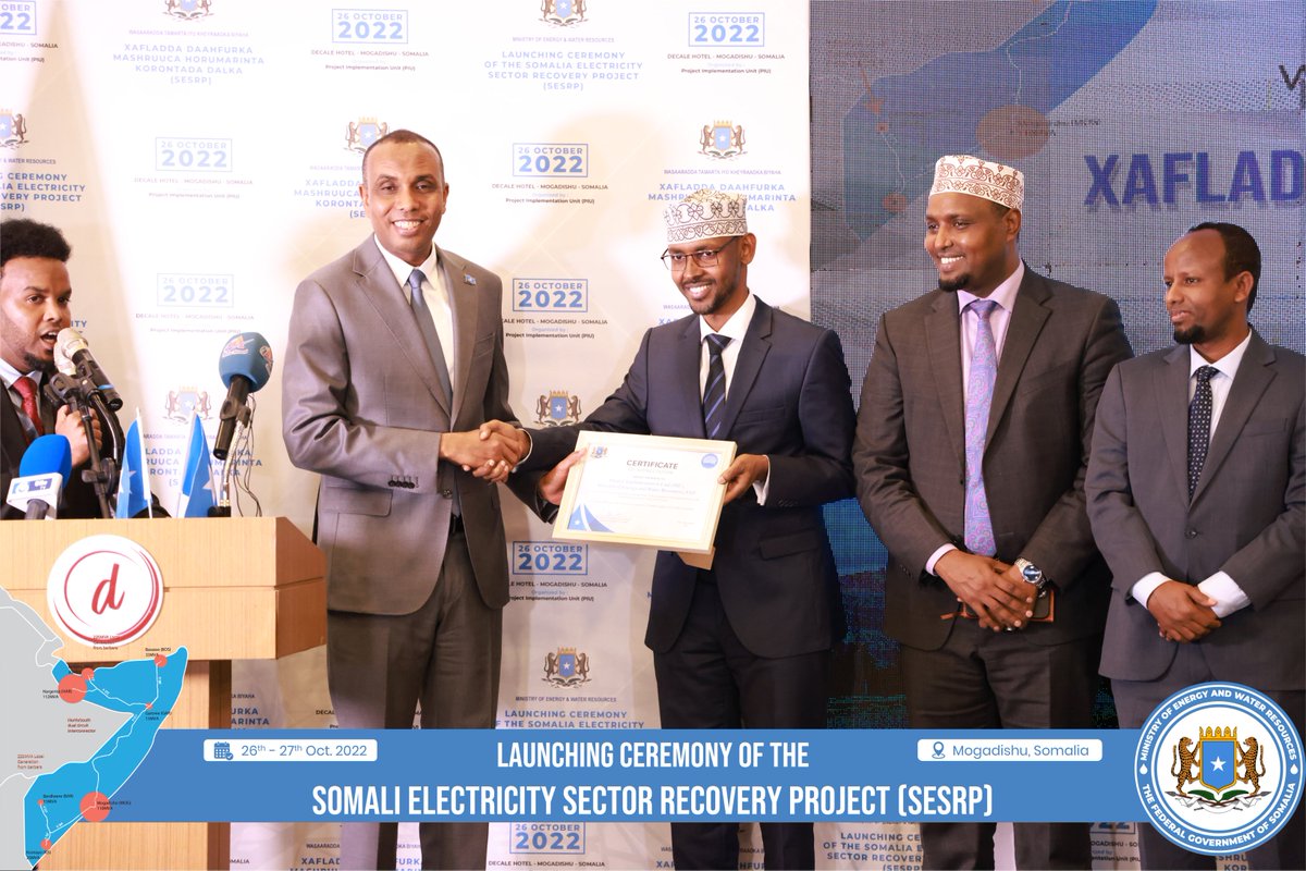 MoEWRSo's tweet photo. At the conclusion of the SESRP GRAND LAUNCHING CEREMONY. The @SomaliPM awarded certificates to the @WorldBank and the @MoEWRSo in appreciation for their outstanding dedicated work towards securing improved electricity services for the Somali population. #ILAYS https://t.co/UWmnc8qkOi