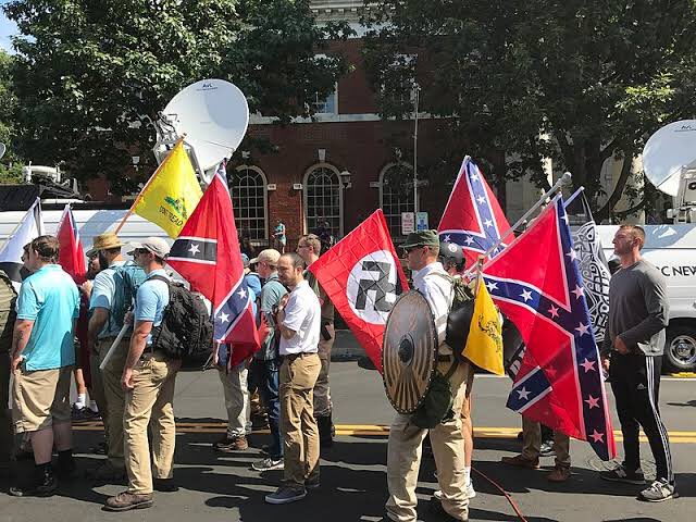 matheuspggomes's tweet photo. Vocês sabem que símbolo é esse no boné do Rodrigo Lorenzoni, filho do Onyx? É a bandeira Gadsden, usada por neonazistas, seguidores de Trump e o movimento Tea Party, todos envolvidos na invasão ao Capitólio em 2021. 
O RS não pode ser governado por esse tipo de gente! https://t.co/Y7ef4zkwZC