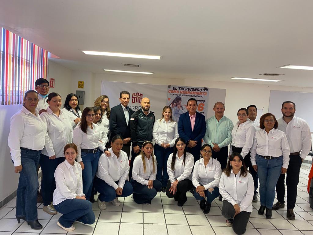 femextkdoficial's tweet photo. El presidente de la #FMTKD, el profesor Raymundo González, en coordinación con la directora del Instituto Municipal de la Mujer, la arquitecta Isis Cepeda, dieron a conocer el taller de defensa personal en la ciudad de Torreón, Coahuila. https://t.co/OJgeXCnBxk