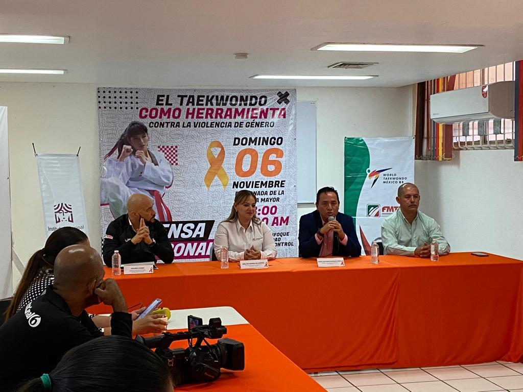 femextkdoficial's tweet photo. El presidente de la #FMTKD, el profesor Raymundo González, en coordinación con la directora del Instituto Municipal de la Mujer, la arquitecta Isis Cepeda, dieron a conocer el taller de defensa personal en la ciudad de Torreón, Coahuila. https://t.co/OJgeXCnBxk