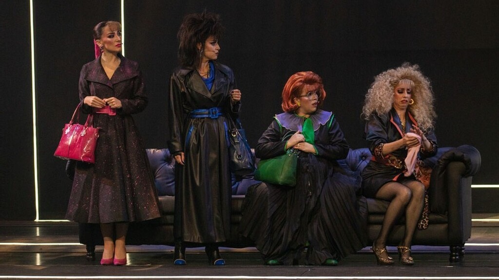 Reunidas en la casa de los padres de Emmanuel están: 
Daniela 💖 <a href="/soydaimusic/">Dai</a> 
Yuri⚡ <a href="/aitzateran/">Aitza Terán</a> 
Dulce 🐻 <a href="/brencanta_/">Brenda Santabalbina</a> 
Lupita 🐯 <a href="/jimenacornej0/">Jimena Cornejo</a> 

Todas conocieron a Emmanuel y sus vidas cambiaron. Ahora con su muerte tendrán que vivir otro cambio

#musical #teatro #teatrom…