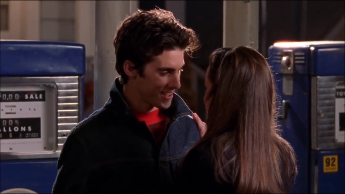 literatigifs's tweet photo. Just Jess Mariano looking at Rory Gilmore https://t.co/gGQM3J5puy