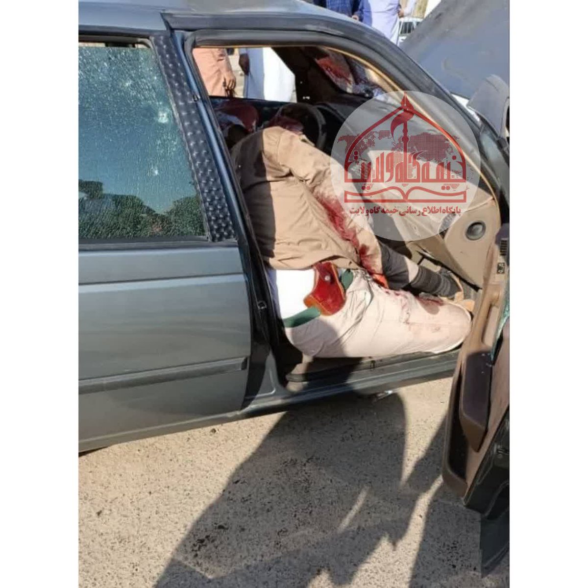 MHozeh's tweet photo. می‌گویند افسران امنیتی کجا هستند که تروریست ها تا شیراز می آیند
بی‌شرفها، افسران امنیتی در خون خود غلطان هستند
فرمانده اطلاعات سپاه سیستان
افسران عالی رتبه ��منیتی سیستان و بلوچستان که قرار بود جلوی تروریست ها را بگیرند را شهید میکنید و مشغول فتنه شمایند و زبان تان هم دراز است https://t.co/wFMzjuBRf1