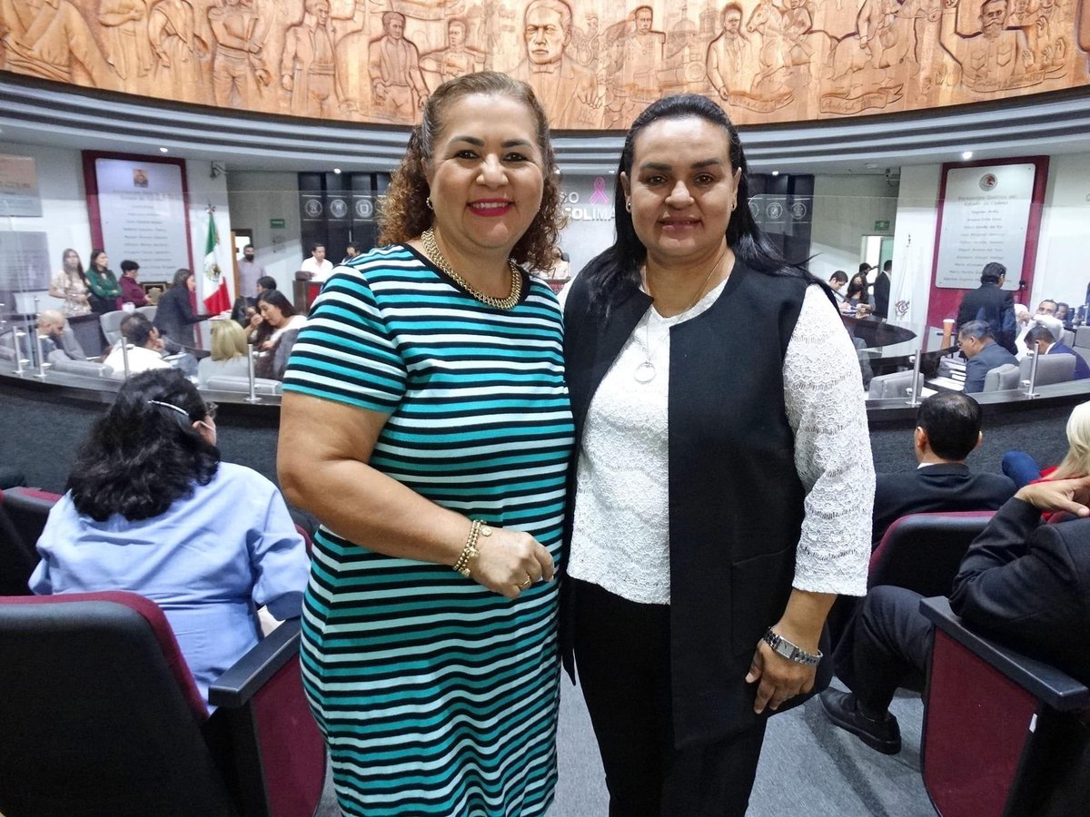 NA_Colima's tweet photo. #FotoNota|  Esta mañana, la Mtra. Ma. Iliana Arrerola Ochoa, presidenta de Nueva Alianza Colima, visitó a nuestra Diputada Local, la Mtra. Myriam Gudiño Espíndola, con la finalidad de concretar próximos proyectos que pronto se estarán informando. 🤝
#NuevaAlianzaColima https://t.co/S4r5q5Z1mX