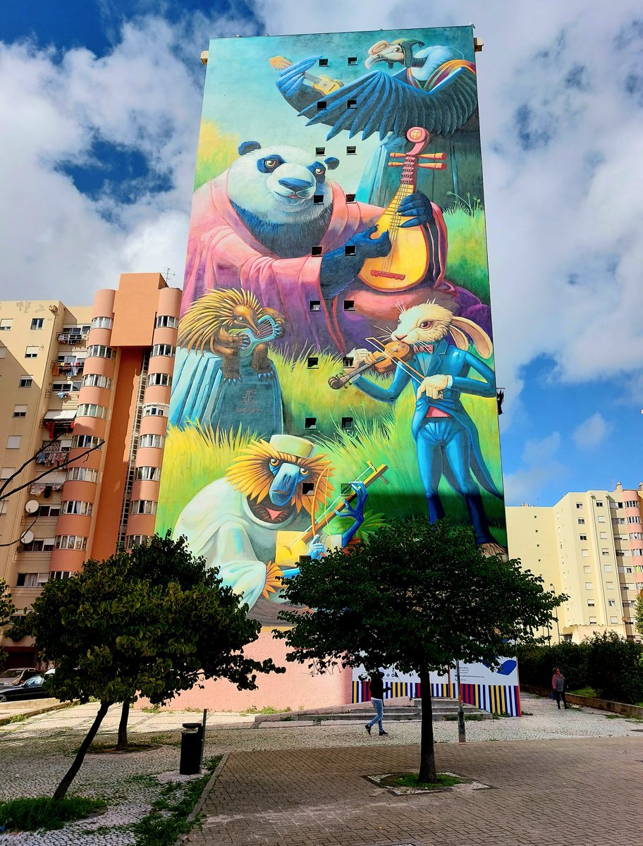 Art by Argentinian Juanjo Surace for MuroLX Festival 2021 in Lisbon, Portugal #juanjosurace #lisbonstreetart #streetart #lamolinastreetart 📷 by me.