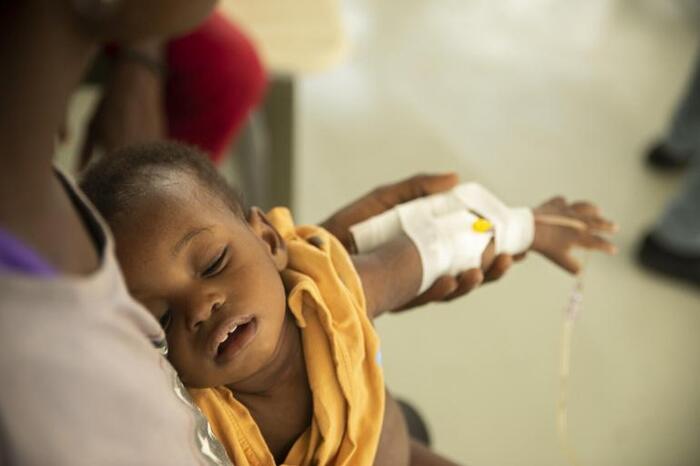 Since the onset of the #cholera outbreak in Haiti, children make up nearly half of the 1,700 suspected cases. Violence, fuel shortages and street blockades are hindering safe access to water and health services, @UNICEF warns. go.reliefweb.int/3D8NpDj 📷: UNICEF-UN0721018-Joseph