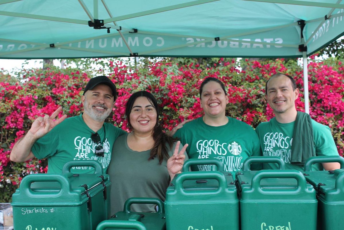 Thank you to our friends at @starbucks who played on the field and served refreshments for us during the 2022 Cup. 

Those jerseys are nice 😍 and our kids made them a banner! #skills 

Interested in signing up for next year? Email SCORESCUPLA@AMERICASCORES.ORG !