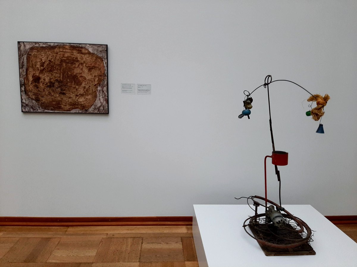 FlyingFlying62's tweet photo. @LuRicone Pues claro q sí, Lu. Otro #26O y más #OrgulloAbstracto #OrgulloArteContemporáneo #TeamAbstrocho. #KunstMuseumBasel y #UnaObraMaestraDeHelvetiaAlDía con La piedra filosófica, 1951. J.Dubuffet y Balouba N°1, 1961. J.Tinguely. #TwitterCultural #Patrimonio #Helvetia #Kunst #Schweiz https://t.co/q3bOzpkPId