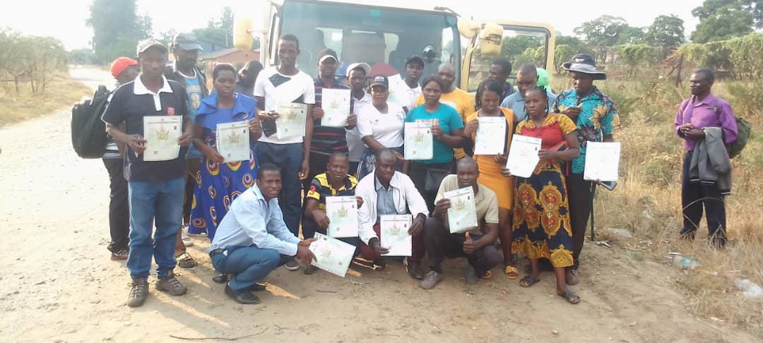 GumboChitovah's tweet photo. Mash central,Mbire community empowered through the able leadership of the 2nd Republic as 1st class of 12 people acquired the learners license at VID Bindura Depot. The successful candidates has praised the 2nd Republic for making their dreams come true . https://t.co/FPrT9EZ5kh