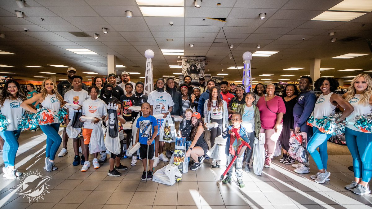 It’s time to get into the Halloween spirit! 🎃 Yesterday, we joined @cwilkins42 and @TackleCancer who hosted 35 kids selected by @breaking_cycle and @SylvesterCancer who all received new Halloween costumes! 🤩