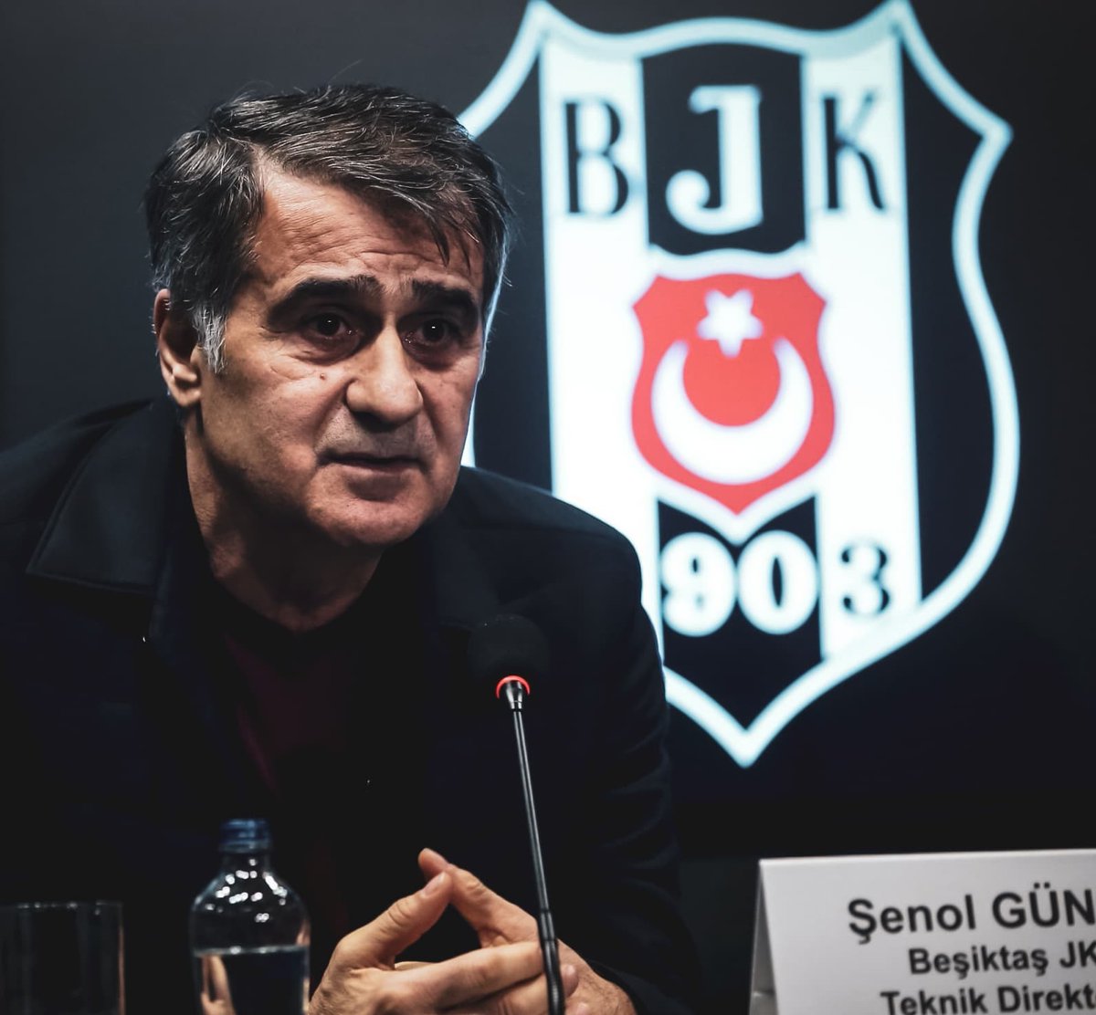 sirMY1903's tweet photo. Yalan doğrudan kaçar. 
Karanlık aydınlıktan kaçar. 
Güneş yalnızdır ama ışık saçar. 
Doğruların kaderidir yalnızlık. 
Kargalar sürü ile kartal yalnız uçar. 🦅 https://t.co/41iNc0di8u