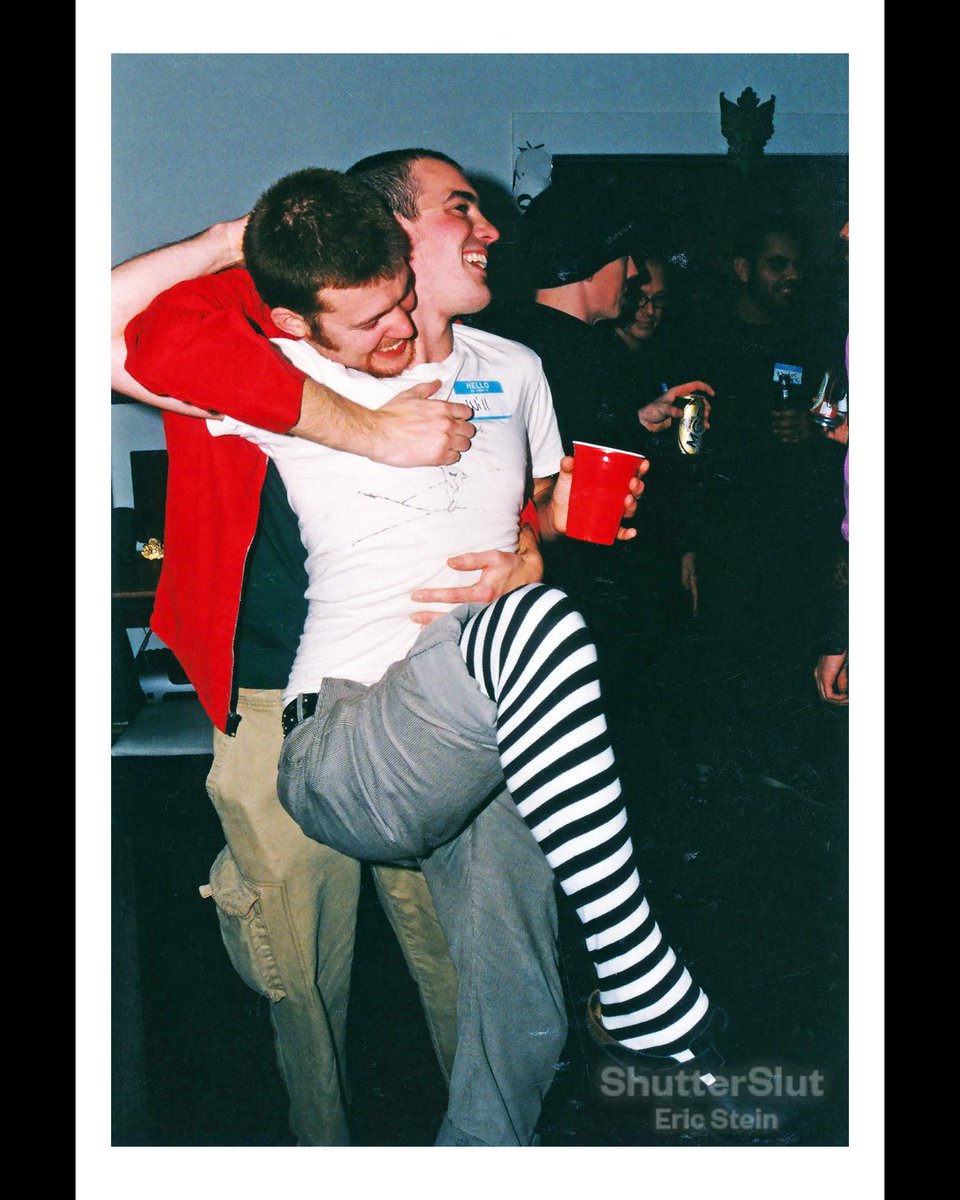 RetroQueerSF's tweet photo. @nedhowey helps @willpuckett practice his Rockettes kick at a #houseparty
#2004
#LGBTQ #LGBT #SanFrancisco #90s #00 #queer #gay #retro #SF #instagay #shutterslut #35mm #35mmfilm #35mmphotography #35mmfilmphotography #gaymen #gayman #gayboy #gaydaddy #gingergay #gayginger https://t.co/emnfZpm0h8