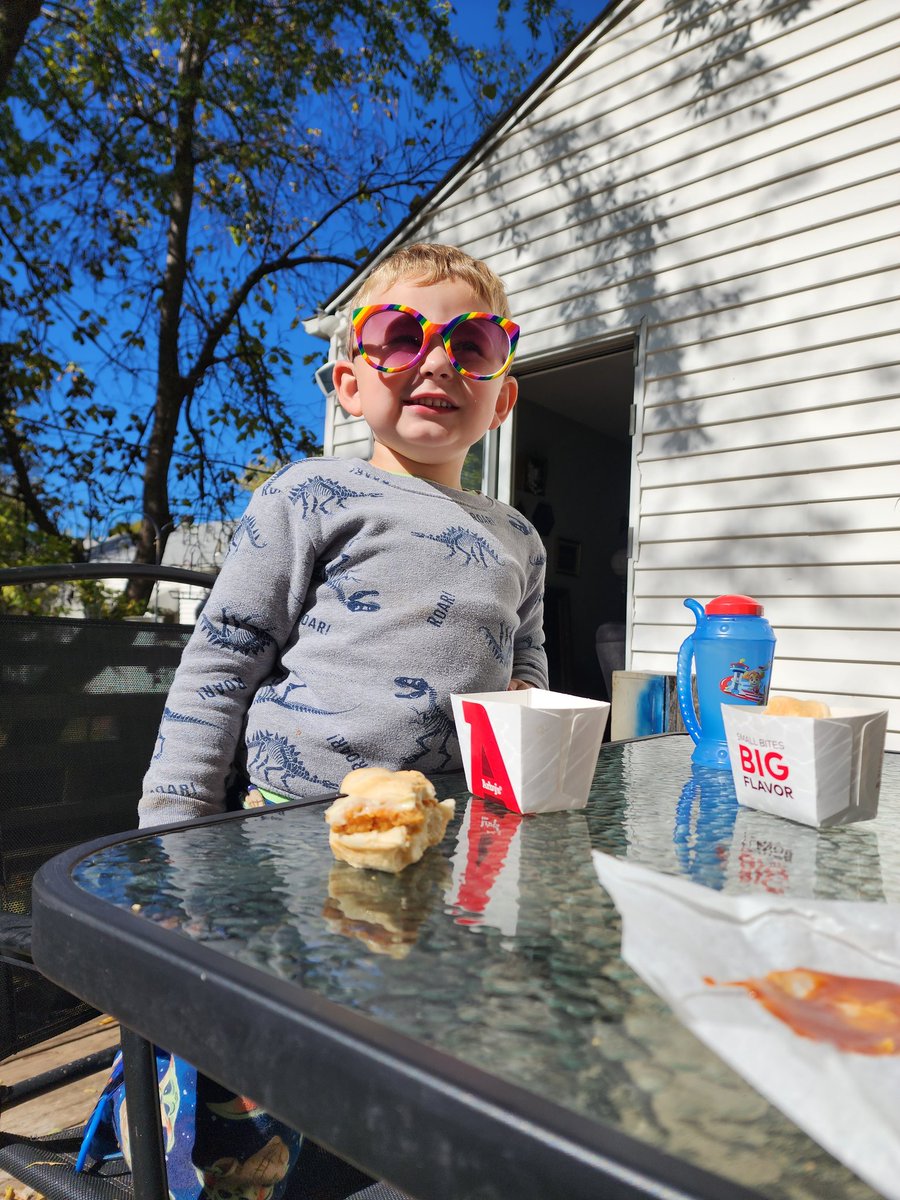 Quick lunch outside with the bub 🌈