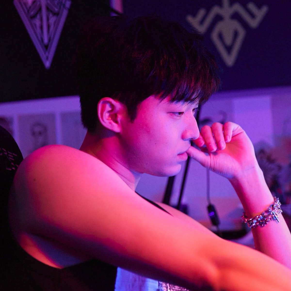 <Yeni Dizi>

Ergenlik çağına girerken cinsiyet seçimine ve geleceğine karar veren interseks bir genci konu alan "XX+XY" dizisini orjinal dilden (Korece) sizler için çevirdik. Haydi bu muhteşem hikâyeye ortak olun.

🔗ok.ru/video/42072587…

Çev: Dodo &amp; Min #XXXY