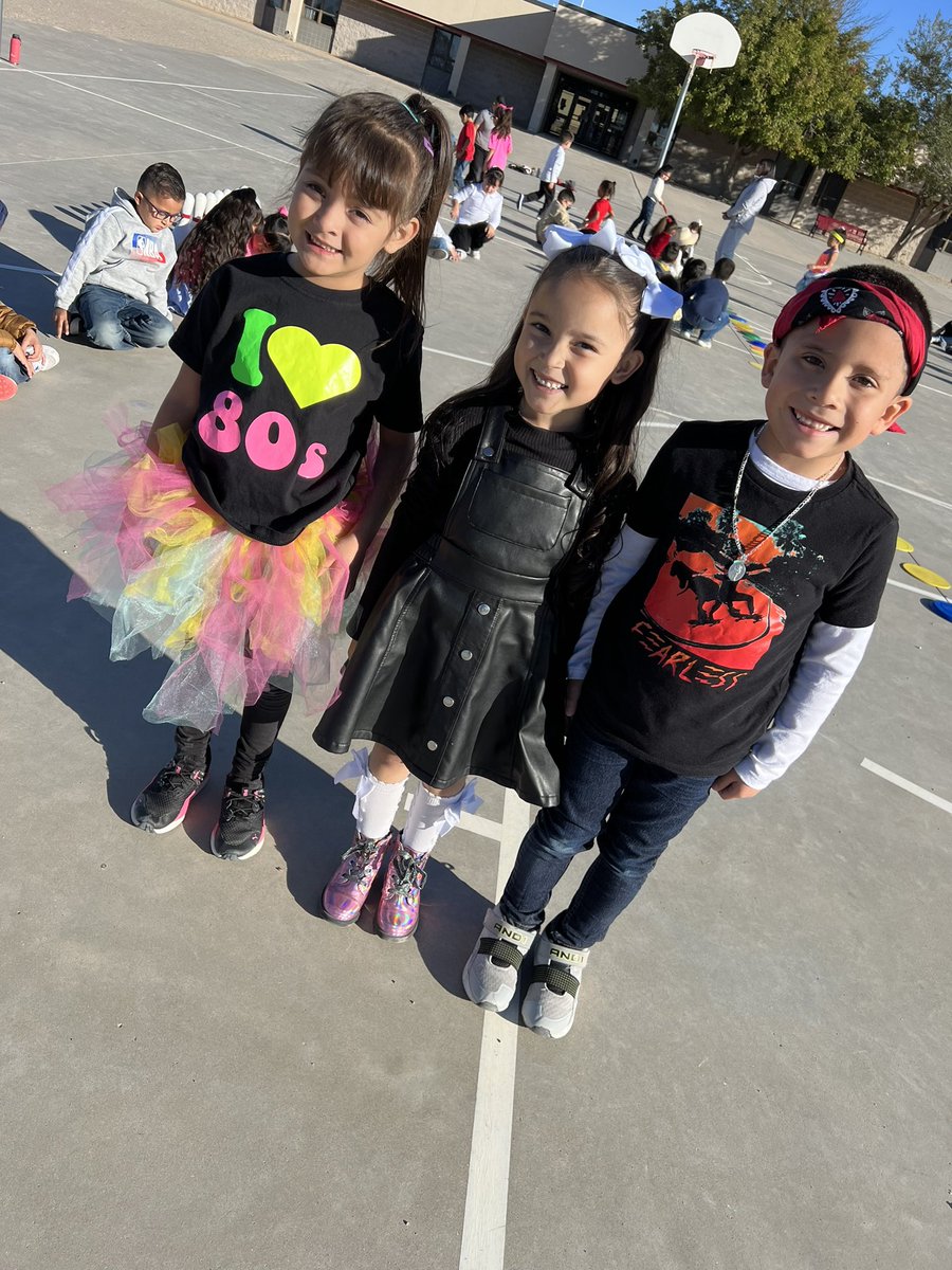 coachramirez23's tweet photo. Throwback Wednesday for Day 3 of Homecoming week! β€οΈπΎπ€π¦ #HorizonHomecoming #PAWsomePanthers are #ScorpionStrong #HorizonFeederPattern #WeAreClintISD https://t.co/dS9J2yNbSM