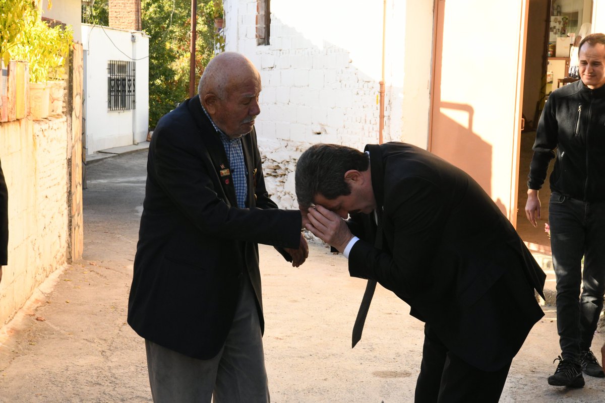 Valimiz Sayın Orhan Tavlı, Kavaklıdere Kaymakamı Oray Güven, Kavaklıdere Belediye Başkanı Mehmet Demir ile birlikte Kore Gazisi Süleyman Bozyer’i ziyaret etti