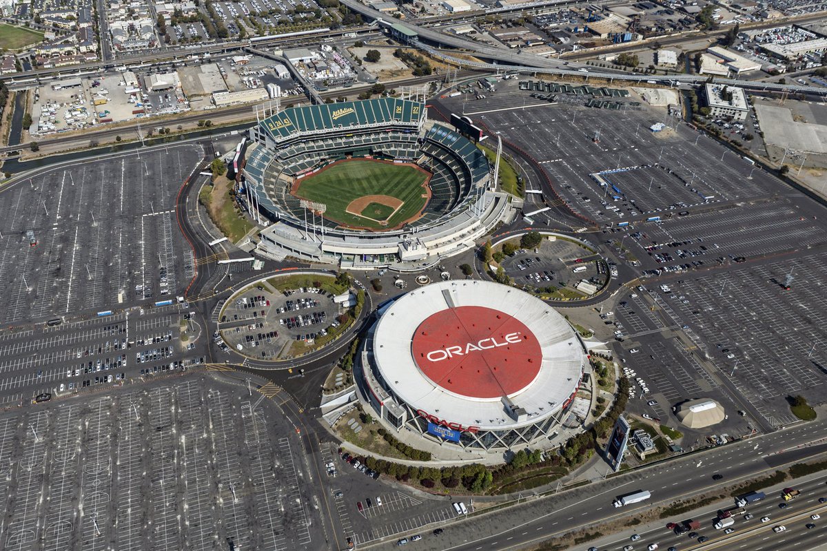 Remy_22_'s tweet image. I know @VasylLomachenko has the better resume and recent fights than @Realdevinhaney but Haney has the belts, let&apos;s get these 2 at the #OracleArena a homecoming fight for the real 135 #Undisputed Champion 🥊🥊#OaklandCalifornia #Boxing #Boxeo #p4p