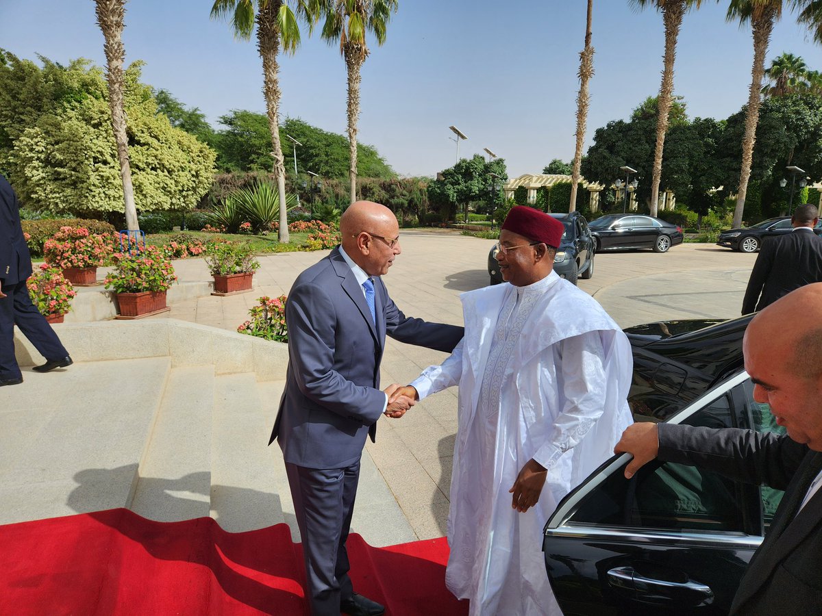 PanelIHNSahel's tweet photo. Mauritanie ce mercredi 26/10/2022:  Troisième étape de la mission dans plusieurs pays du Sahel, l’Ancien Président du Niger SEM @IssoufouMhm, Président du Panel de Haut Niveau sur la Sécurité et le Développement au Sahel a été reçu par SEM @CheikhGhazouani Président de la 🇲🇷.
@UN https://t.co/PE6nZgj3Jg