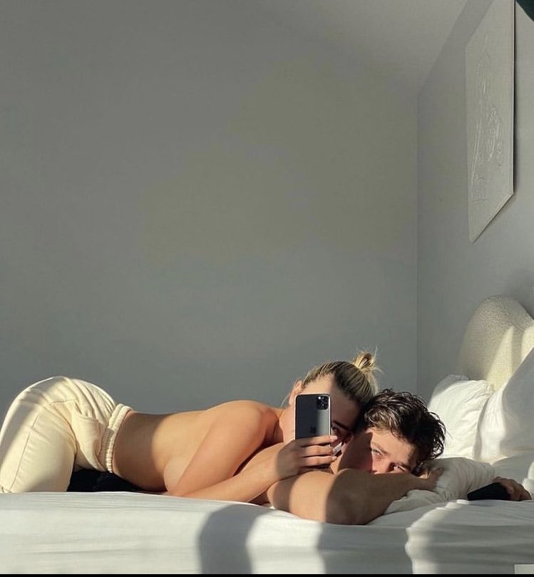 CouplesGoal69's tweet photo. SunKissed Romance 🌞🌻😍

#RelationshipGoals #Couples #Cuddle #Hugging #CoupleGoals 
#RomanticMoment https://t.co/nKMBDrKM0n