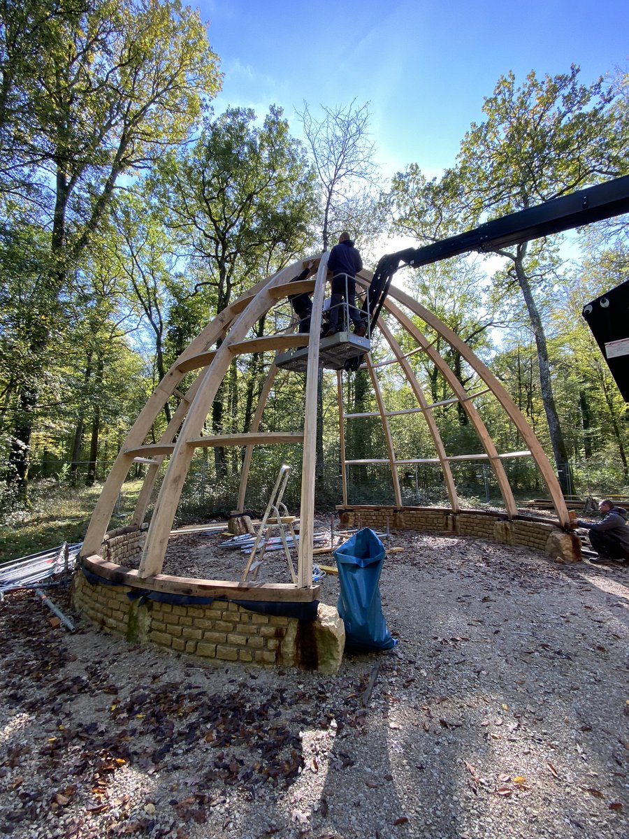 PPuydarrieux's tweet photo. Les premières Portes de ♥️ du @parc_nat_forets sortent de terre. Parti pris architectural hérité des huttes de charbonniers, usage de bois locaux, ces abris sont destinés à l’accueil de groupes pour des visites en forêt. Ce sont aussi des lieux d’information. https://t.co/GBZPefhBmE