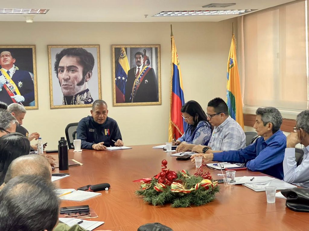Cumpliendo la orden del presidente <a href="/NicolasMaduro/">Nicolás Maduro</a> sostuve reunión con todo el gabinete de la Gobernación y designé coordinadores y responsables en el estado ante los recientes anuncios de precipitaciones sobre nuestro territorio . Alertas y desplegados para atender nuestro pueblo