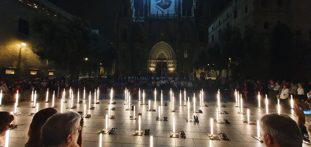 ferranb's tweet photo. Avui hem recordat 80 persones que han mort i en algun morent de la seva vida han dormit al carrer. 20 d'aquestes persones van morir directament al carrer. Morir al carrer sense ningú és de les pitjors conseqüències de la pobresa.  #ningudormintalcarer https://t.co/MFfvGVqKa8
