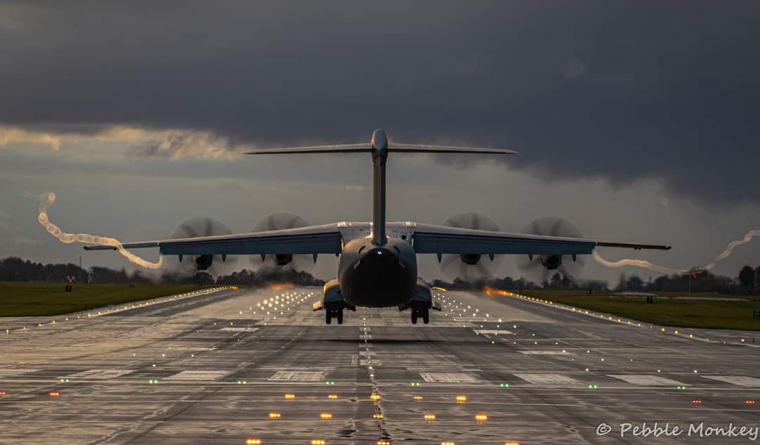 3 frames based @RAFBrizeNorton @70SqnA400M @99Sqn @AirTanker @206SqnRAF #Voyagerforce #A400m #Voyager #C17Globemaster landing in damp conditions @BFBSBrizeNorton #Mavgeeks #AvGeek @scan_sky