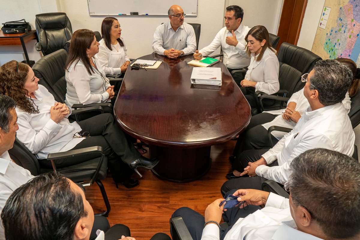 COBATam_'s tweet photo. La mañana de este miércoles nuestro Director General Dr. Rubén Ely Ramírez Rivas, recibió a los nuevos integrantes del Comité de Ética, Conducta y Prevención de Conflictos de Interés del COBAT, mismo que en reunión extraordinaria aprobó la modificación de la estructura orgánica. https://t.co/jCrOeegVi6