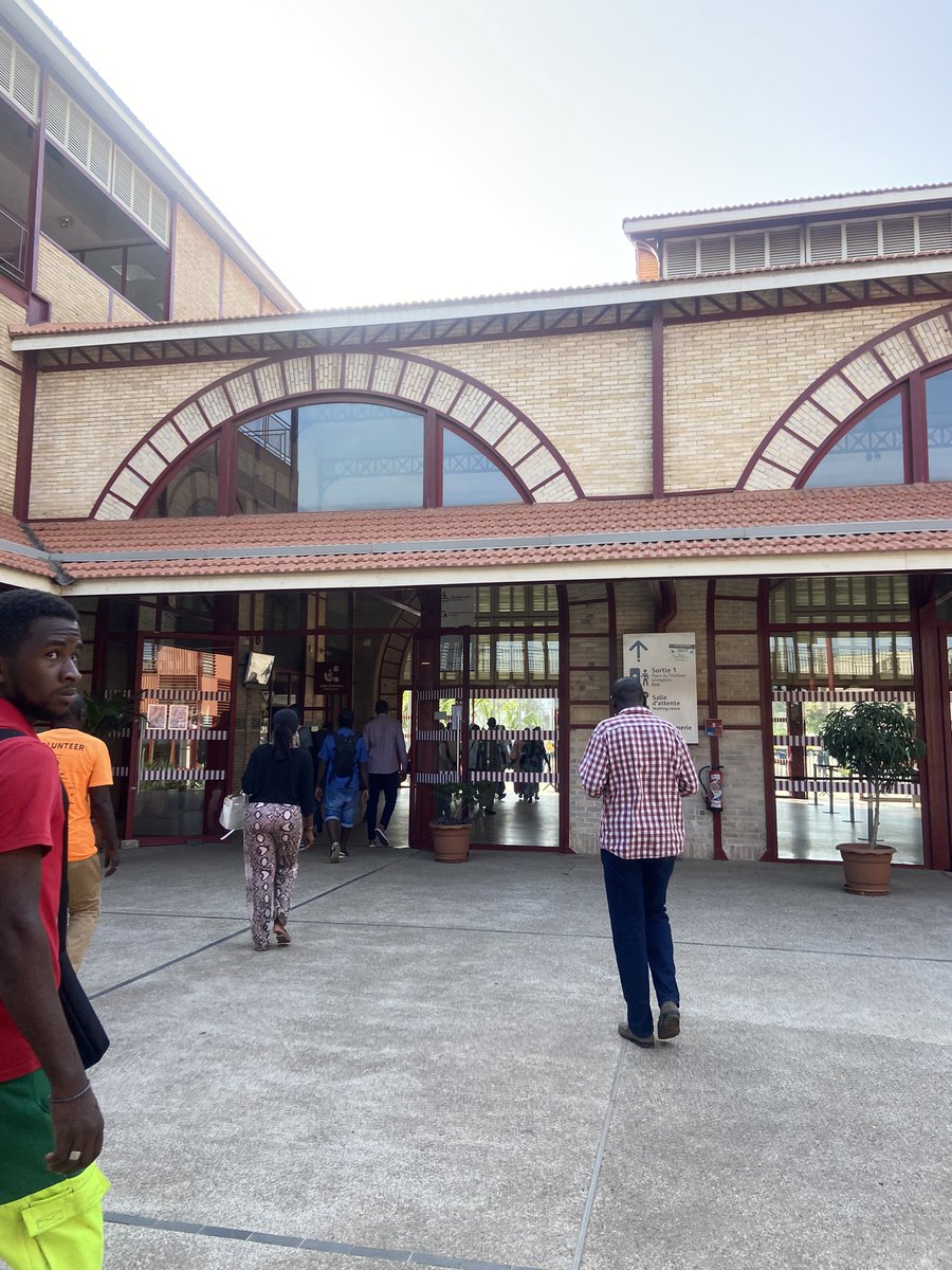 laminepro's tweet photo. Des problèmes y en a souvent, entre clients, agents et surtout les gendarmes et souvent c’est le client qui a tord. Un jour nak ce sera trop tard et une situation irréparable va se produire. @Ter_dakar ressaisissez vous et au besoin renvoyez la @gendarmeriena18 aux casernes. FIN https://t.co/MWodruuuKF