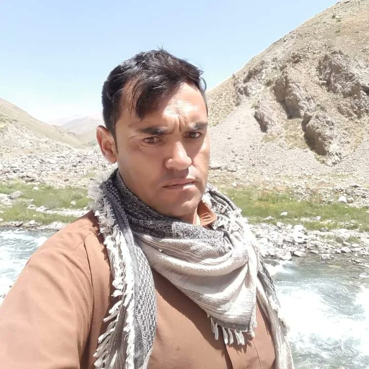 tamanaparyaniP's tweet photo. نور محمد یکی از باشنده های پنجشیر بود.نه نظامی نه سرباز جنگی، تنها پدرچند کودک بود، با خانواده در دره عبدالله خیل زندگی داشت شهروند عادی و راننده بود. چند قبل توسط ط.البان اسیر شکنجه و کُشته میشود. 
با حضور تروریستان افغانستان برای مردم امن نیست.
#BanTaliban 
#BanTerrorists https://t.co/ajuojNMth5