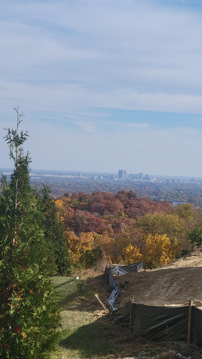 AutumnWoodsHC's tweet photo. We recently loaded the bus with a few of our Legacy friends to enjoy the views from the Knobs!
#WeLoveFall
#trilogyliving https://t.co/CfA8YAlvAh