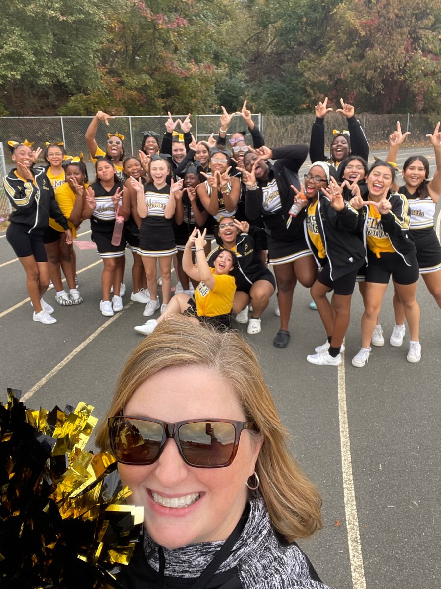 Game Day #FLHornets! <a href="/Hornets_Cheer/">FLMS Cheer</a> ready for some 🏈🖤💛🖤