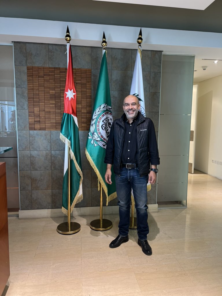 MMaharmeh's tweet photo. هل تعرفون لعبة الدجاج (The game of chicken) في نظرية اللعبة اذا اردت الانتصار عليك بالتخلي عن صمام الامان صح؟ #the_game_of_chicken https://t.co/U10o57EVag