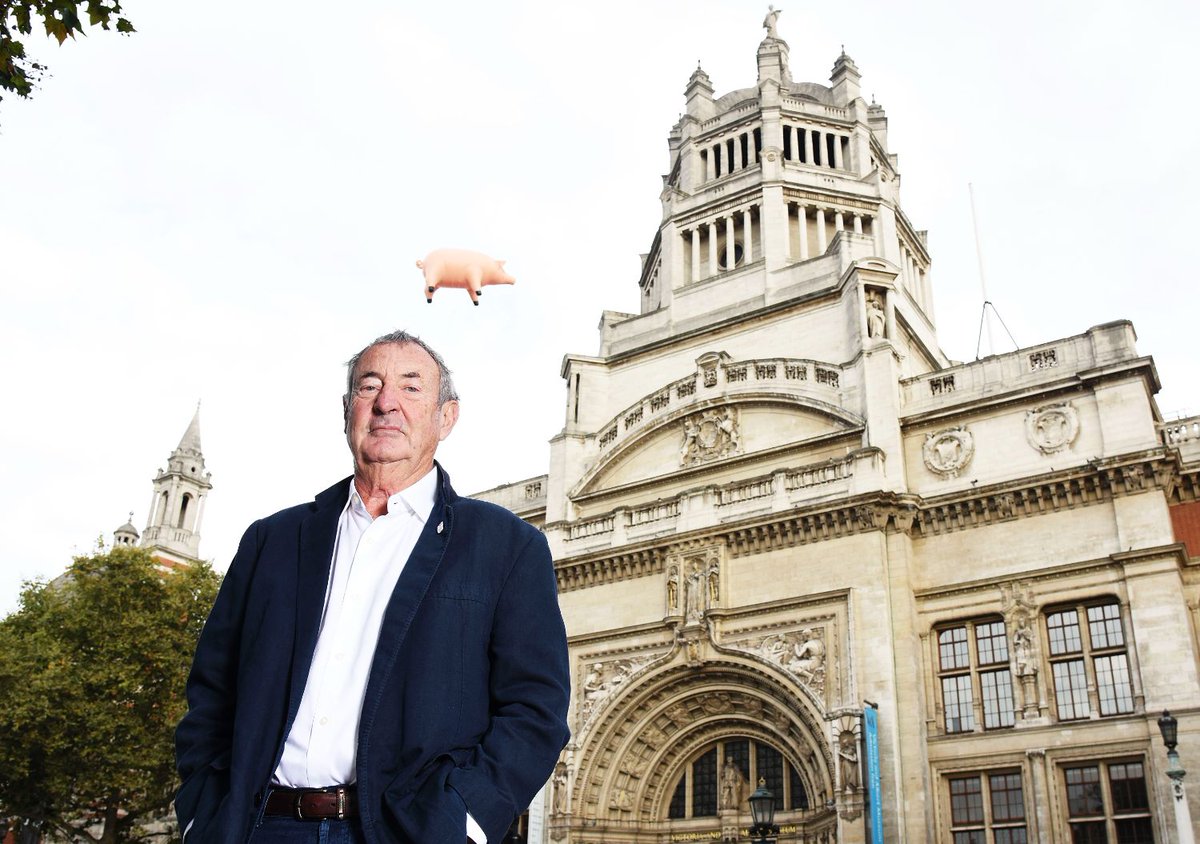 Après avoir voyagé à travers l’Europe et aux États-Unis, l'exposition ouvrira ses portes le 4 novembre à Montréal, et sera présentée pour la première fois au Canada. 🇨🇦#TheirMortalRemains #PinkFloydMontreal #PinkFloyd