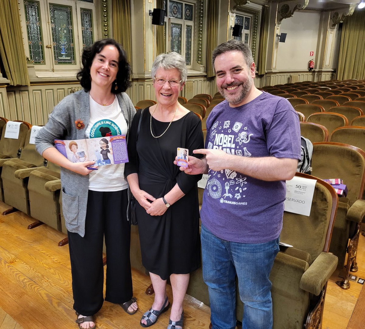 loretahur's tweet photo. Reto desbloqueado: conocer y entregar #NobelRun a la diosa Jocelyn Bell Burnell, una de las protagonistas del juego 💜. Es un amor de persona. Qué fácil nos ha contado lo difícil (y qué emoción que me ha dicho que le encantaba mi camiseta 😍).

Te hemos echado de menos @PGaraizar https://t.co/gsJUqJXQLf