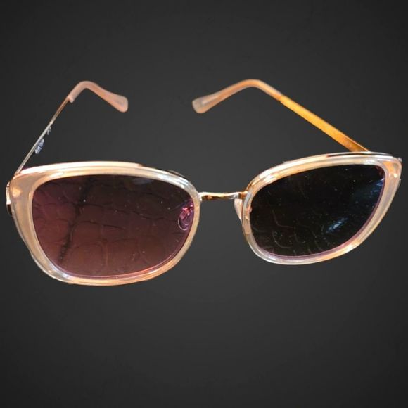 leopardess111's tweet image. So good I had to share! Check out all the items I'm loving on @Poshmarkapp from @Lucys_Closet4U #poshmark #fashion #style #shopmycloset #catjack #kennethcolereaction: posh.mk/03PpwcTPrub