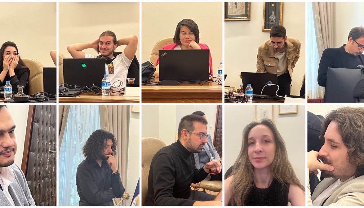 TubaUgras's tweet photo. Starverse açıldı ✨✨✨ rektörümüz @proftameryilmaz hocanın verdiği ders ile projemizi tanıttık, @ertantoy liderliğinde kocaman bi ekip olduk, starverse’de görüşmek üzere 🤩 
#YTUstarverse #ArGedeLiderYTÜ https://t.co/MrFcHhjnxQ