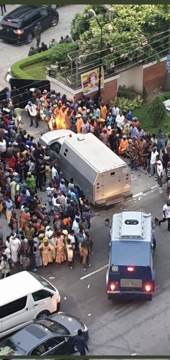 <a href="/Prince_Demlac/">Prince🇺🇲🇳🇬</a> <a href="/ruffydfire/">oseni rufai</a> Wetin be allegation? Nigerian people seeing white and calling it black who will challenge the owner of Nigeria BAT?this ur comment is why Nigeria won't move forward pls he didn't embrasse himself rather doing his job