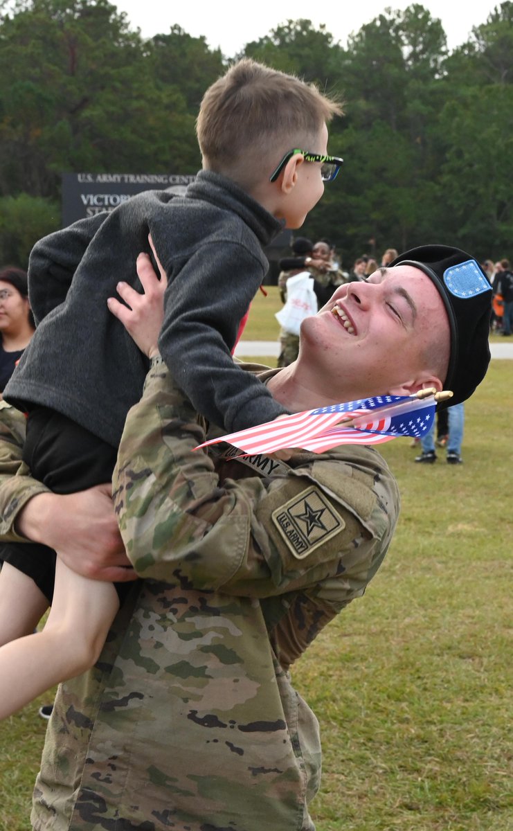 fortjackson's tweet image. #WednesdayWisdom 
“There is incredible value in being of service to others.” – Elizabeth Berg
The 1st Bn, 13th Inf Reg Family day finally arrives as families race to embrace for the first time since the start of U.S. Army #BasicCombatTraining.
#MilitaryFamilies #VictoryStartsHere