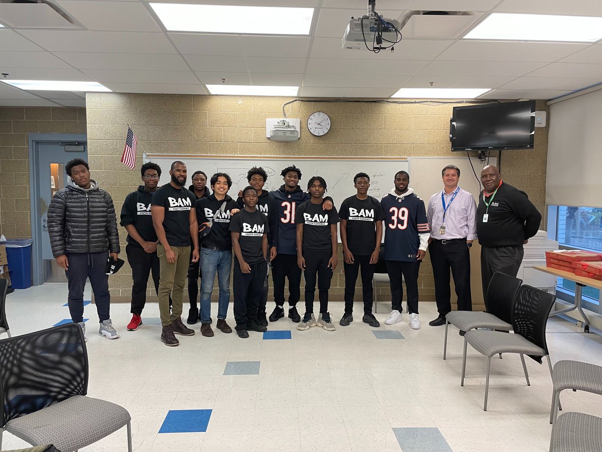 BearsOutreach's tweet image. #DaBears DBs @1JJones_ &amp;amp; Josh Blackwell visited w/ @YG_Chicago BAM students yesterday at Mather High School &amp;amp; talked about role models &amp;amp; personal growth as part of Bears School Outreach brought to you by @usnikefootball.