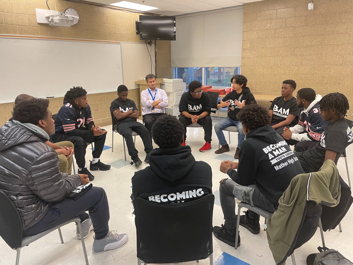 BearsOutreach's tweet image. #DaBears DBs @1JJones_ &amp;amp; Josh Blackwell visited w/ @YG_Chicago BAM students yesterday at Mather High School &amp;amp; talked about role models &amp;amp; personal growth as part of Bears School Outreach brought to you by @usnikefootball.