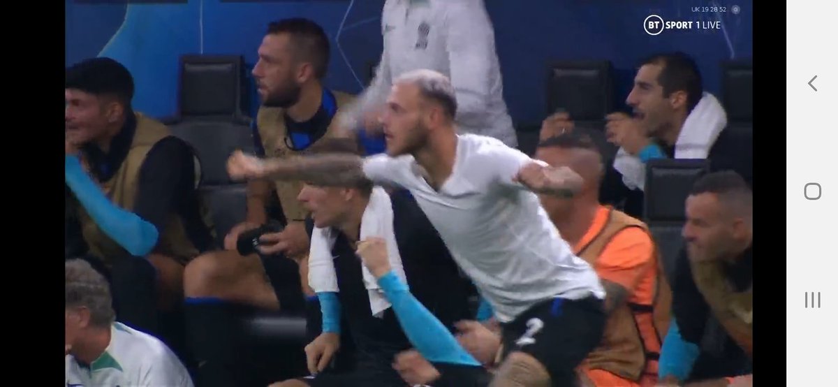 Lelahel201's tweet photo. #Minuto 87 #RomuloLukaku entrato al min 82 al posto di #LautaroMartinez ha appena #realizzato il 4-0 x l' #Inter🖤💙
La #gioia in #curva. https://t.co/rlGlgtP1qe