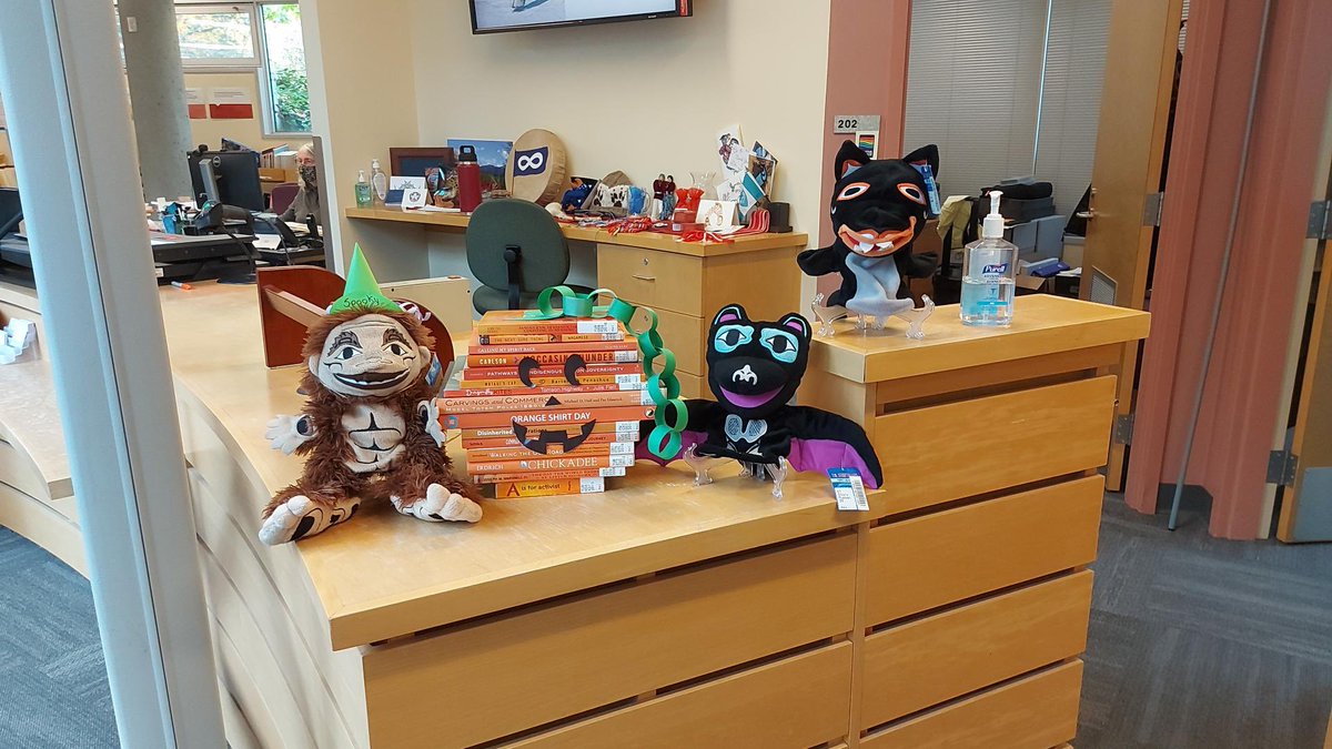 Some of our puppets caught decorating for Monday! 🎃👻

Did you know you can take these storyteller puppets out on loan! webcat.library.ubc.ca/vwebv/search?s…