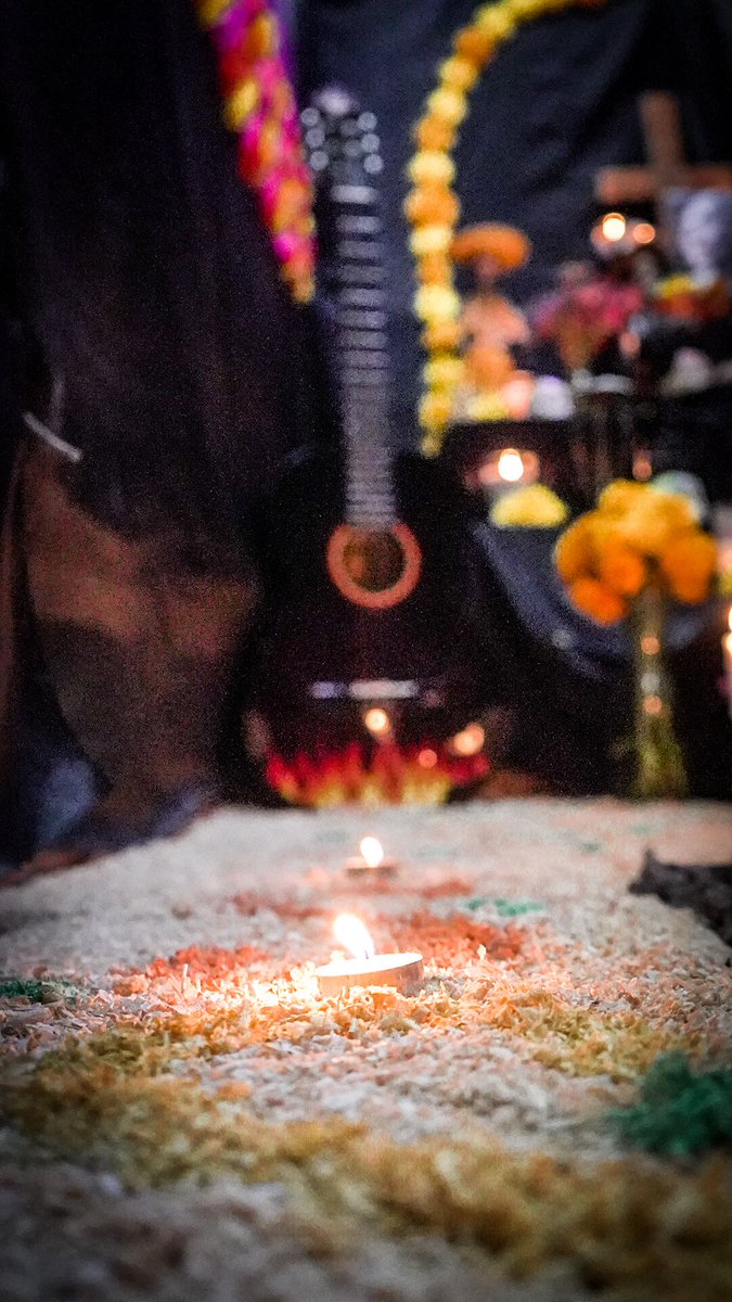 ObrasPublicasDG's tweet image. 💀 Dentro de las actividades del Festival de Día de Muertos "Muuki" que impulsa nuestro presidente @josejoseantonio participamos en el concurso de altares y ofrendas entre dependencias del @DurangoCap
🏵️ El nuestro fue inspirado en la Dama del Poncho Rojo, Chavela Vargas.