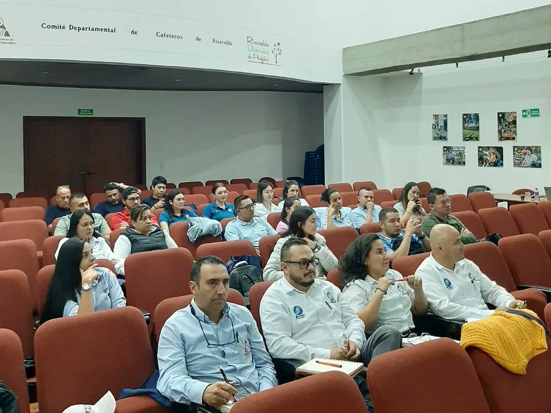 🍒☕ #AEstaHora se realiza conversatorio sobre el estándar de certificación de Rainforest, con empresarios del café. La certificación garatiza métodos de producción responsable, basados en tres pilares fundamentales: social, económico y ambiental. #Risaralda #Café